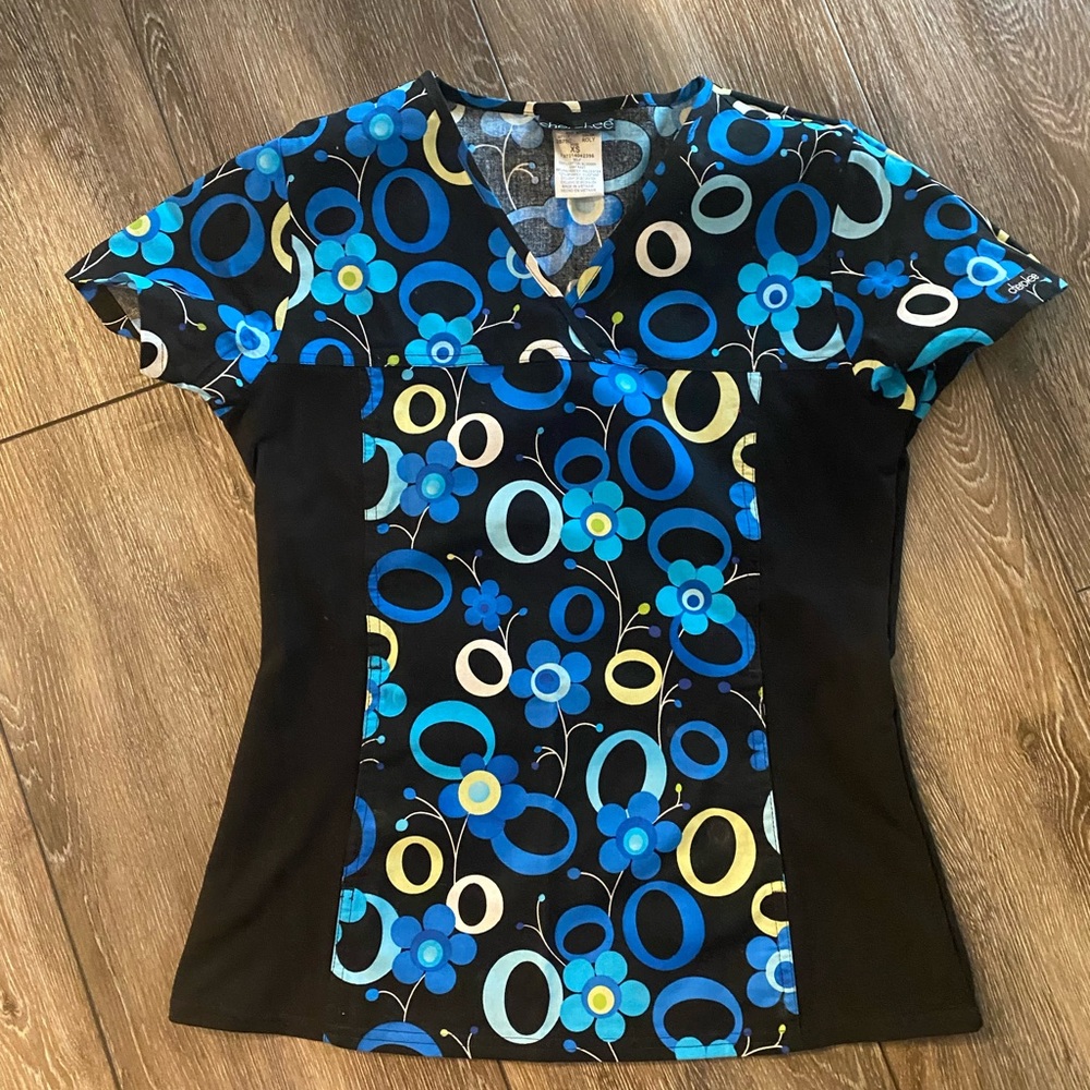 🌞3 for $15
. Cherokee scrub top ✨ Host Pick ✨